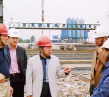       圖為學(xué)院畢業(yè)生韋世國(guó)副局長(zhǎng)（左一）、學(xué)院畢業(yè)生九泰公司 總經(jīng)理關(guān)和平（中）在施工現(xiàn)場(chǎng)